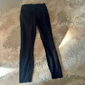 Never worn Great Condition LuLuLemon leggings Ribbed lining V shape waste line